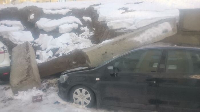 В Саратове на припаркованные машины свалились бетонные блоки