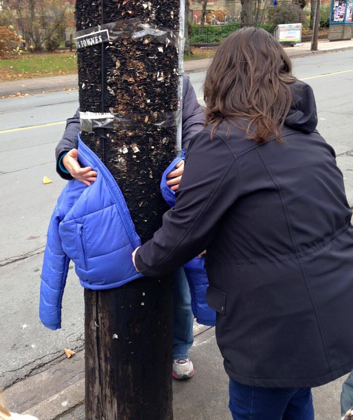 Дети развесили куртки для бездомных Канады 