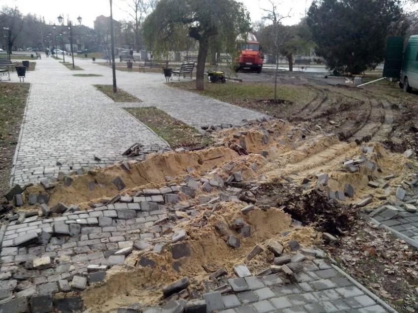 В Николаеве бетономешалка разрушила дорожки в парке