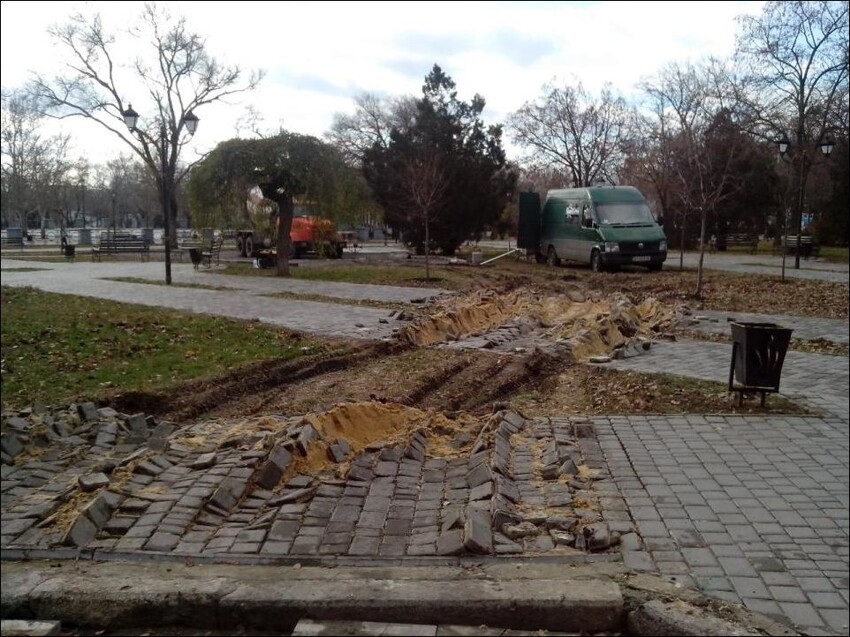 В Николаеве бетономешалка разрушила дорожки в парке