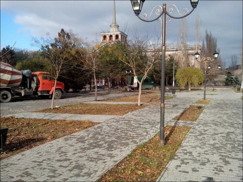 В Николаеве бетономешалка разрушила дорожки в парке