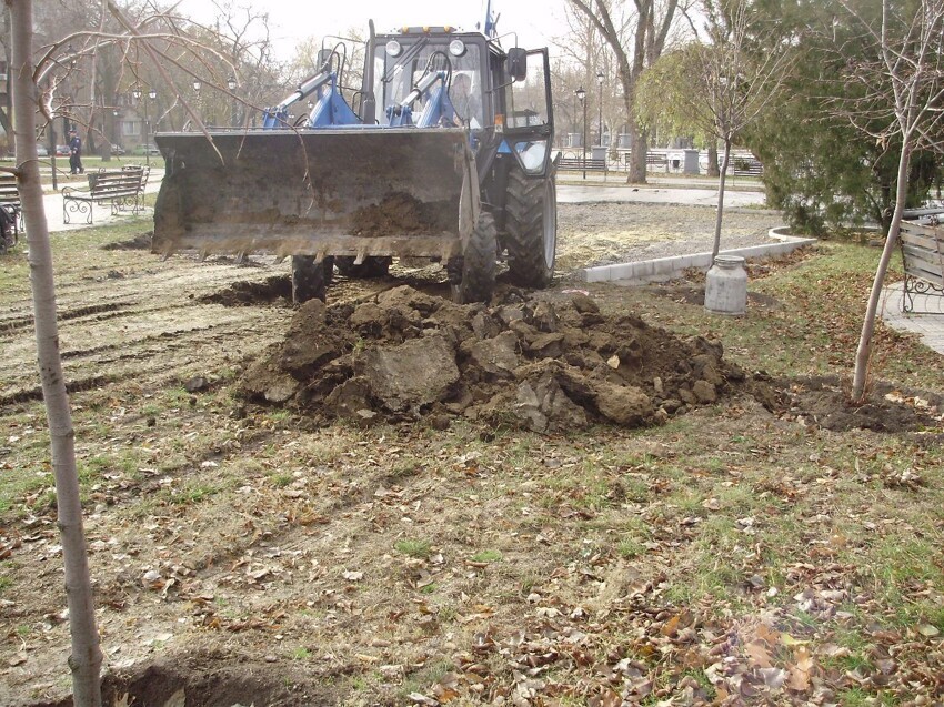 В Николаеве бетономешалка разрушила дорожки в парке