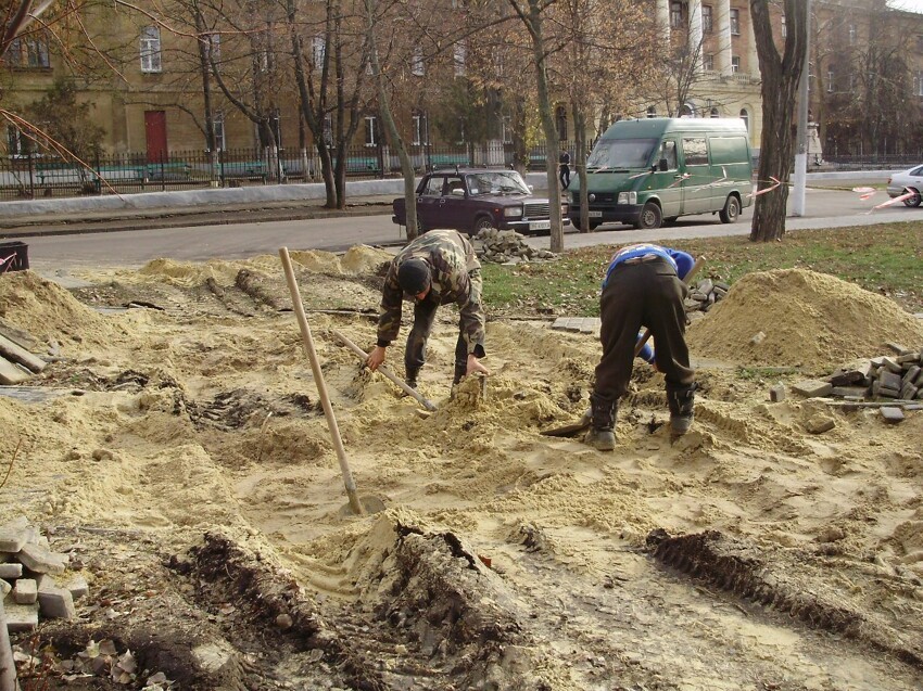 В Николаеве бетономешалка разрушила дорожки в парке