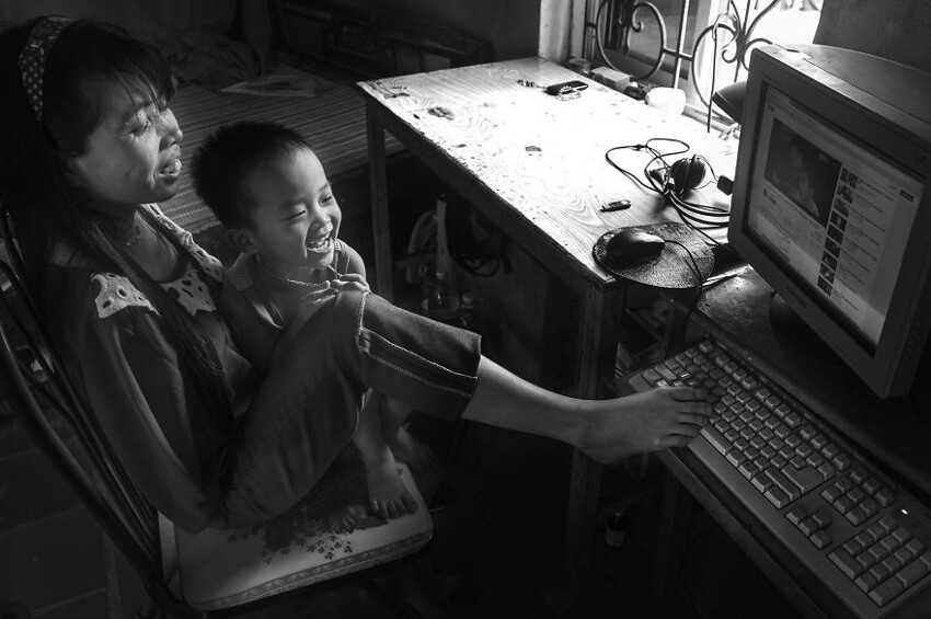 Нгует заботится о племяннике и племяннице, читает книги и даже умело пользуется компьютером 