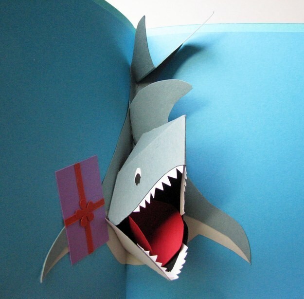 12. Сделайте открытку с акулой сами