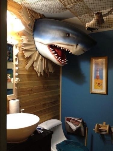20. И, наконец, акулья голова для ванной, которая испугает любого неподготовленного человека!