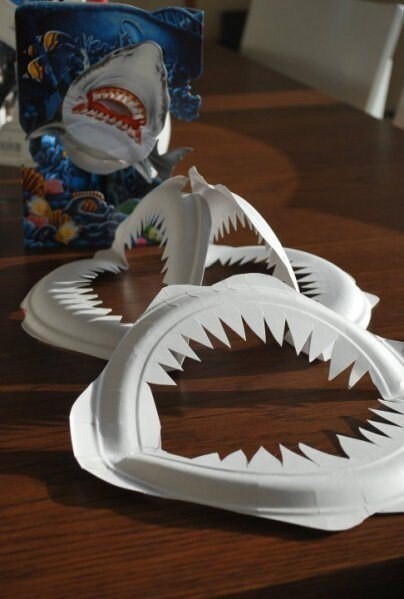 17. Украсьте стены акульими челюстями с помощью бумажных тарелок