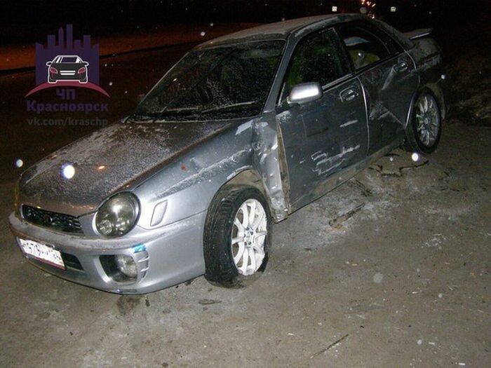 Авария дня. Subaru сбила пешеходов на остановке в Красноярске