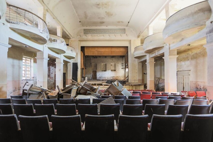 Заброшенный театр в Болгарии