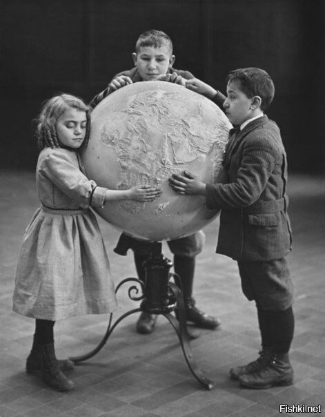 Слепые дети изучают специальный рельефный глобус, 1914г