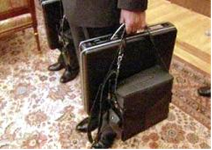 Ядерный чемоданчик первого президента России выставили в Ельцин-центре