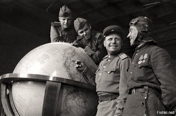 Советские солдаты у глобуса Гитлера