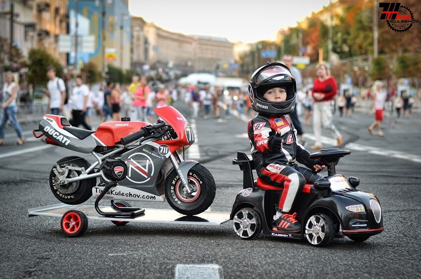 Двух летний ребенок и его мотоциклы !!! Верьте в своих детей !!!