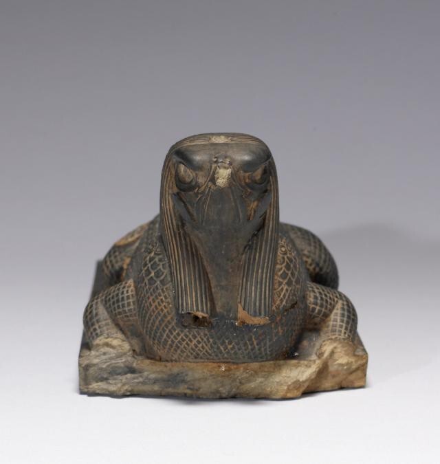11. Статуя египетского бога с телом крокодила и головой сокола, примерно 380-250 до н.э.