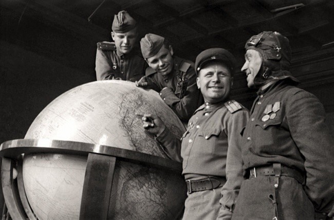 Советские солдаты и глобус Гитлера, 1945год 