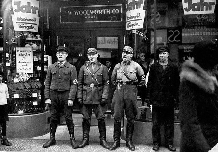 Нацисты распевают песни, призывающие бойкотировать еврейские магазины, 1933 г.