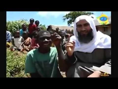 Черный человек из Африки становится мусульманином 