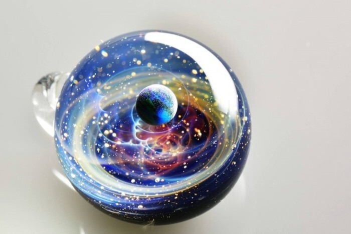 Вселенная в стеклянных шариках Сатоши Томизу