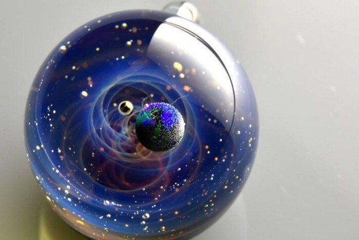 Вселенная в стеклянных шариках Сатоши Томизу