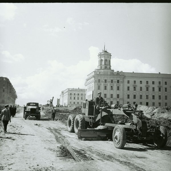 Минск, 1948-49. Грузовик GMC и американский грейдер: