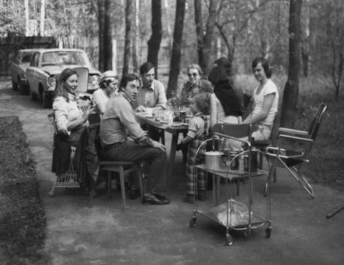 В. Высоцкий и М. Влади на даче у фотографа Плотникова в Переделкино. Автор В. Плотников, 1975.