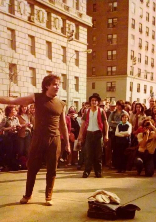 Робин Уильямс выступает на улице в Нью-Йорке, 1979.