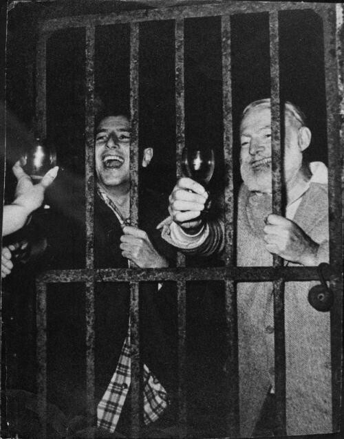 Эрнест Хэмингуэй со своим другом матадором Антонио Ордоньесом после посещения бара. Испания, август 1959 года.