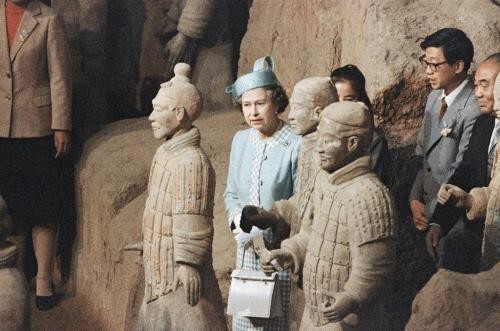 Королева Елизавета II рассматривает «Терракотовую армию» в ходе визита в Сиань, Китай, 1986 год.