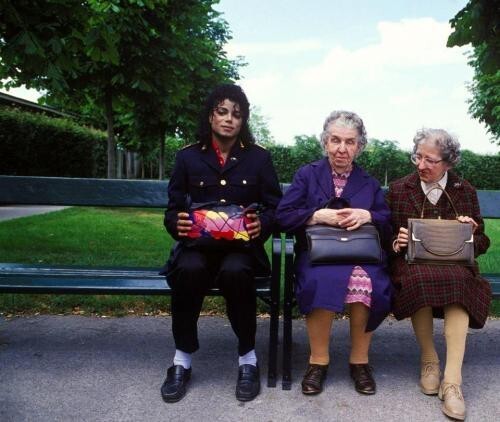 Майкл Джексон с двумя старушками на скамейке в парке, 1985 год