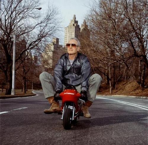 Пол Ньюман катается на мини-мотоцикле по Центральному Парку, 1998 год