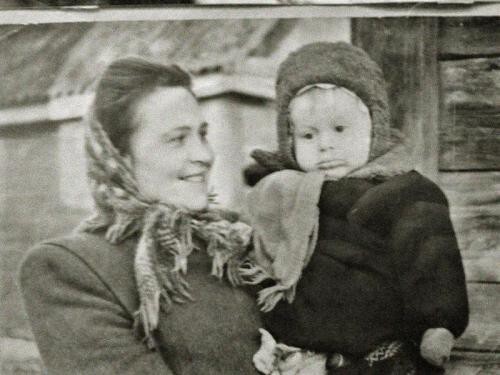 Юра Богатырев с мамой Татьяной Васильевной. СССР. 1948 г.