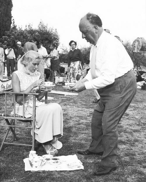 Альфред Хичкок подает Грейс Келли чай на съемочной площадке фильма "Поймать вора" 1955 год
