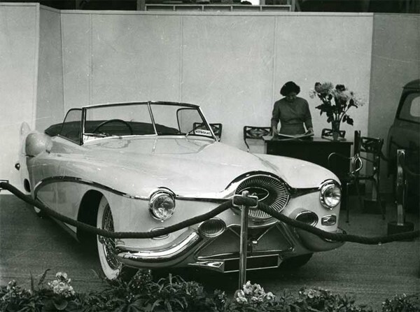 Французы Salmson. Кузов был создан в мастерской Анри Эскласанна (Henri Esclassan) в Булонь-сюр-Сенн. Машина была представлена на Парижском автосалоне в 1955 году