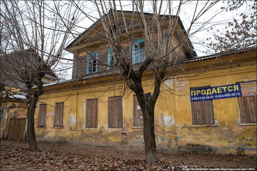 Заколоченных окон становилось все больше, а на многих домах можно увидеть красующуюся растяжку "Продается"