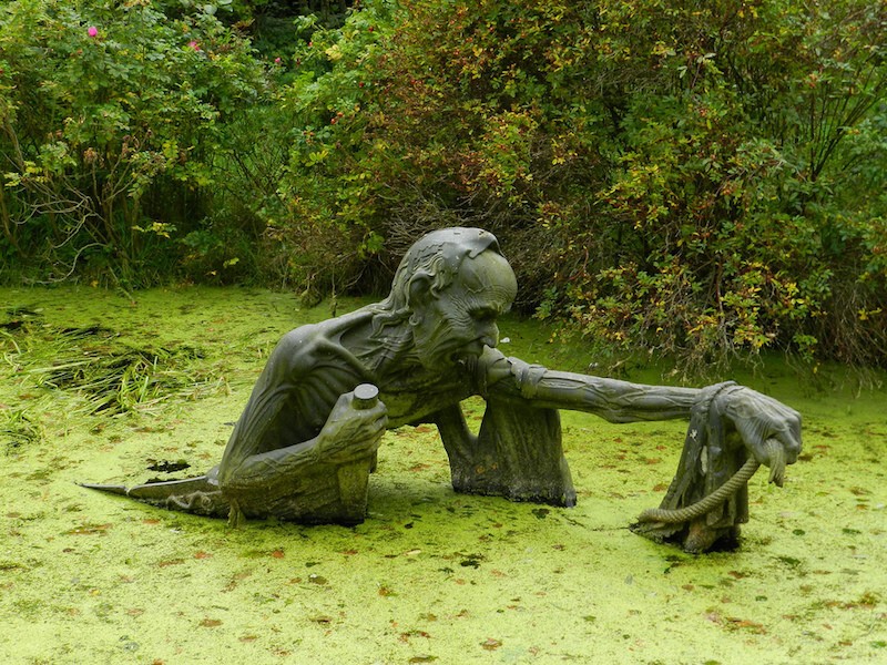 17. Жуткая скульптура на болоте в Ирландии.