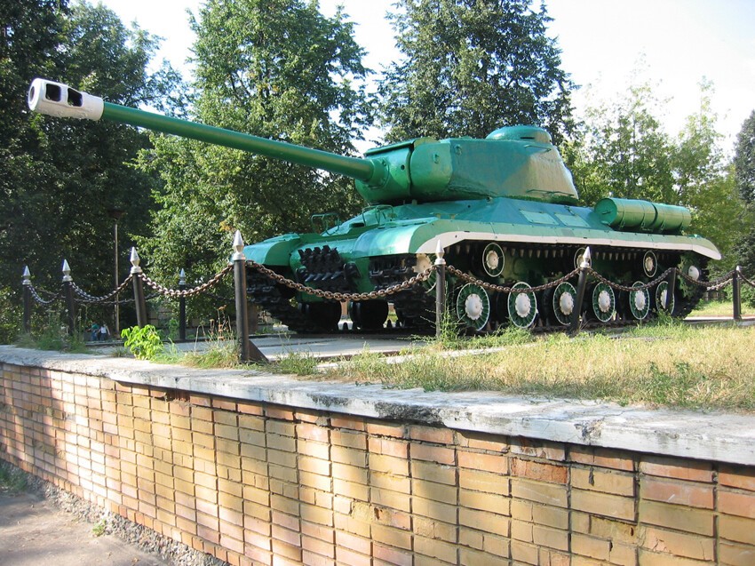 10. Тяжелый танк ИС-2, установленный у Дворца пионеров в городе Саров Нижегородской области.