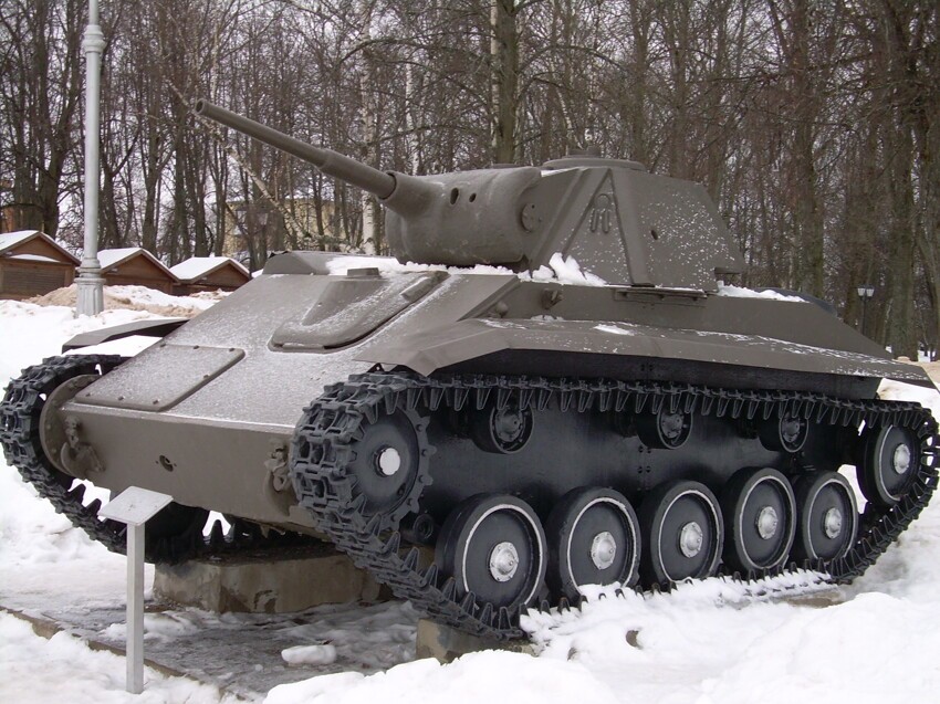 11. Легкий танк Т-70м установлен у монумента Победы в Великом Новгороде.