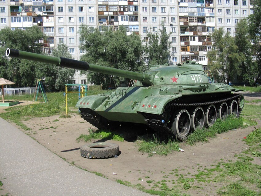 1. Советский средний танк Т-62 в одном из дворов Омска.