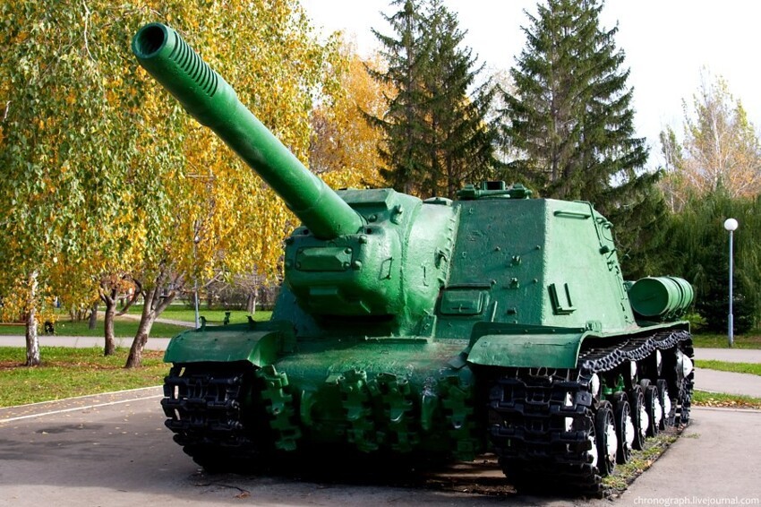 8. ИСУ-152 в парке Тольятти. Это уже не заброшенная техника где-то во дворе, а памятник в память о погибших в годы Великой Отечественной войны.