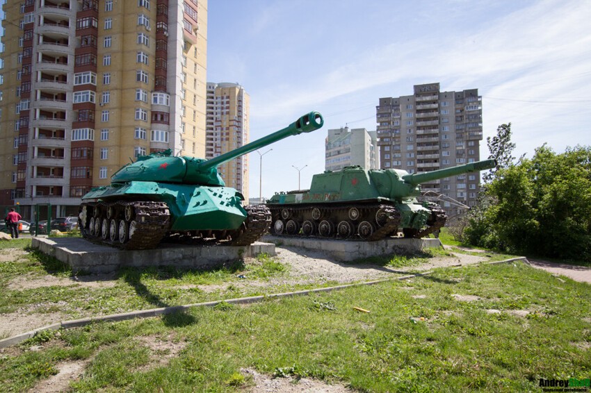 5. Омск, конечно, не единственный такой город. Вот, например, сразу две бронемашины: ИС-3 и ИСУ-152 в тихом дворике Екатеринбурга.