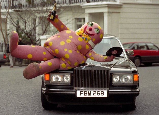 1. По какой-то не совсем понятной причине, в 90-ых на территории Великобритании был популярен некий мистер Блобби – костюмы розового человечка в желтый горошек были повсюду, и это было как минимум странно.