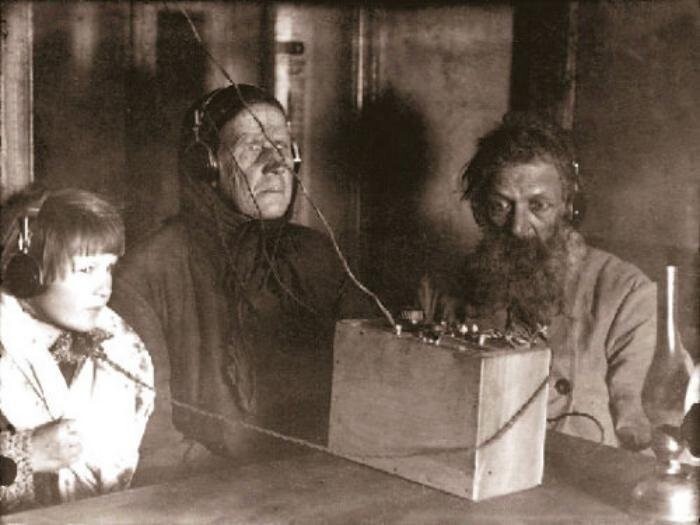 1928 г. Семья крестьянина Воронова впервые слушает радио,с. Спас-Ухра:
