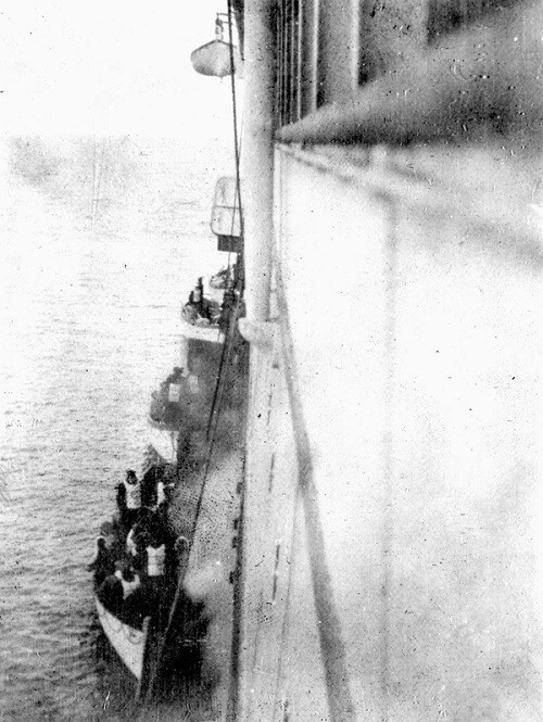 Выжившие пассажиры "Титаника" садятся на борт пассажирского парохода "Карпатия" в 1912 году: