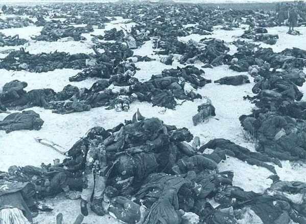 Мертвые солдаты после  Сталинградской битвы. 1943г.