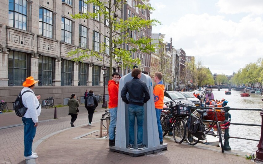 10. Общественные писсуары в Амстердаме