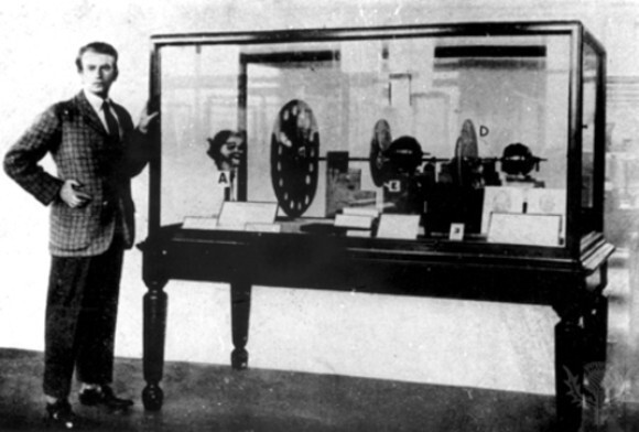 Самые известные изобретения шотландцев: телевиденье (изобретатель Джон Логи Бэрд, 1925), телефон (Александр Белл, 1876) и пенициллин (Александр Флеминг, 1928). Также здесь изобрели логарифмирование в 1614 году и асфальт в 1820 году.
