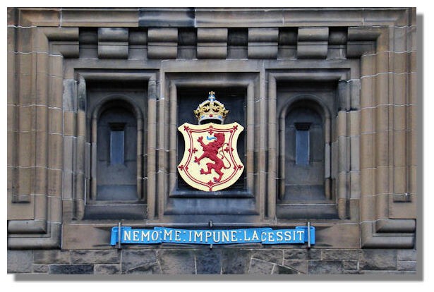 Девиз Шотландии «Nemo me impune lacessit» переводится с латыни как «Никто не тронет меня безнаказанно». В наше время он используется на официальном гербе Великобритании в Шотландии.