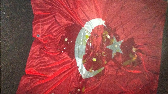 Ульяновцы сорвали с крыши и закидали яйцами турецкий флаг