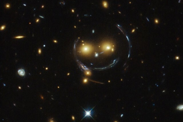 13. Телескоп Хаббл нашел в созвездии Большой Медведицы "смайлик"