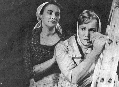 В роли Дарьи в спектакле «Суровое поле» Театра-студии киноактера (1963).